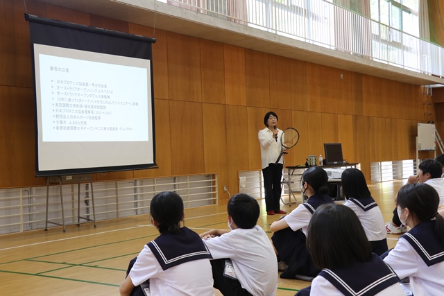 講演を行う佐藤さん
