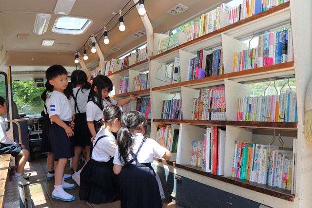 お気に入りの一冊を選ぶ児童たち