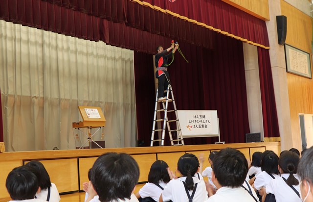 大技を披露するけん玉師のしげきさん