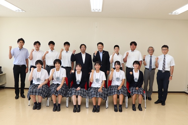 茶谷市長とインターハイに出場する生徒