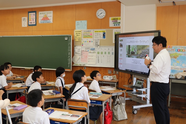 講師から説明を受ける児童たち