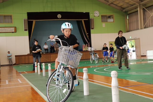 自転車の技能を披露する児童