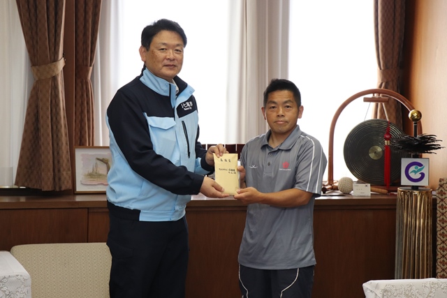 義援金を手渡す辻さん