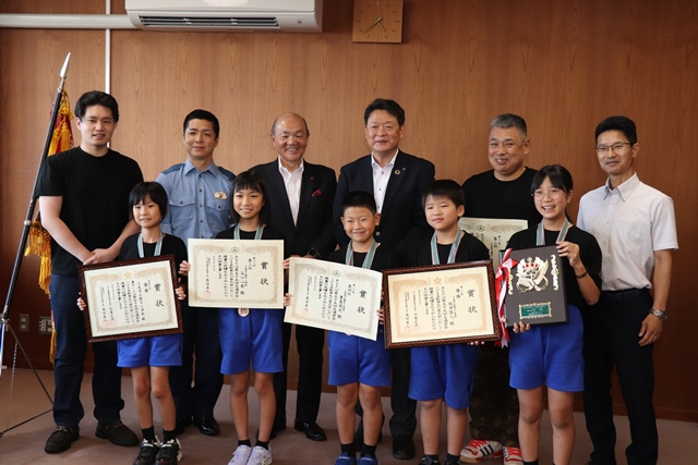 表敬に訪れた朝日小学校自転車クラブの皆さん