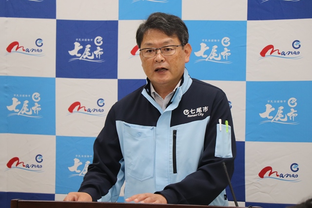 会見を行う茶谷市長
