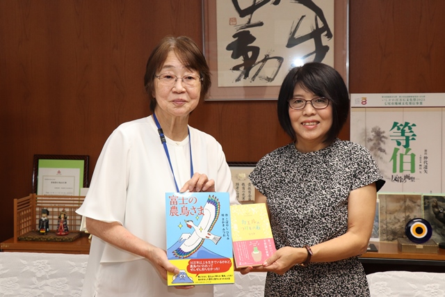 八崎教育長と小林広美さん