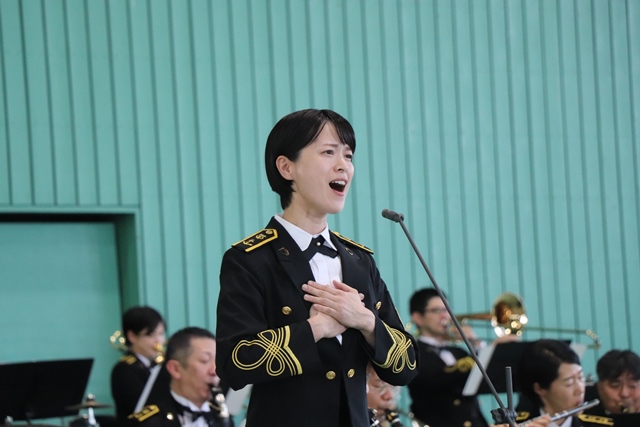 歌声を披露する三宅由佳莉さん