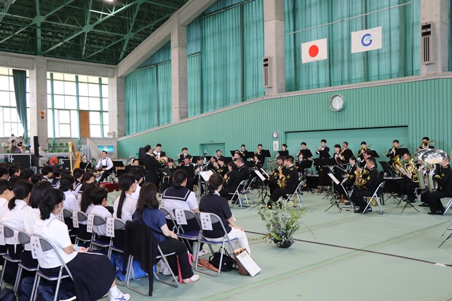 演奏を披露する海自音楽隊