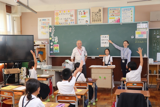 市ろうあ協会の松井顧問と児童たち