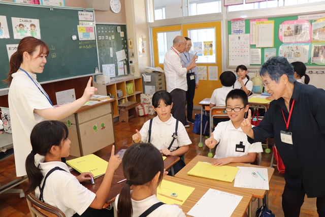 手話を学ぶ児童たち