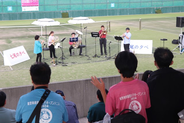テニスコートで演奏を披露するオルビスNOTO