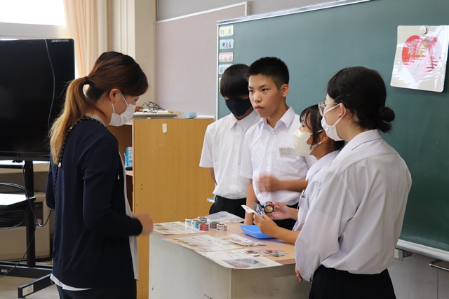 接客の練習をする生徒たち