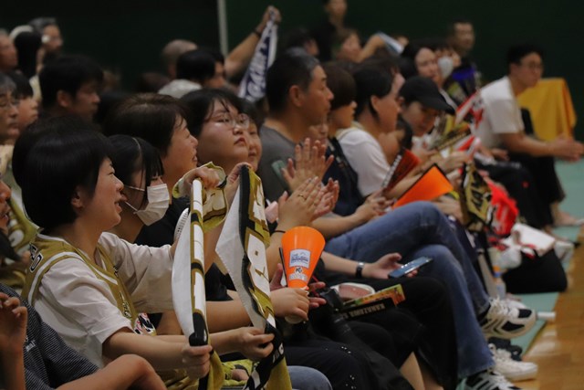 選手たちを応援する観衆