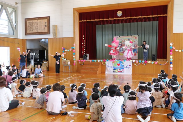 子どもたちの前に現れたハローキティとマイメロディ