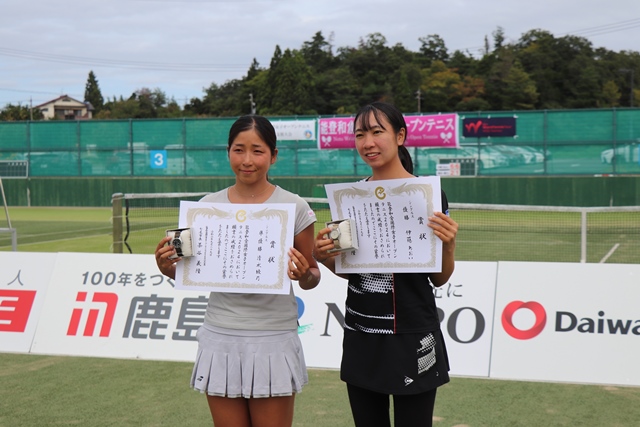 表彰状を手にする伊藤選手と清水選手