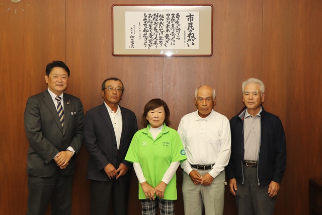 茶谷市長と七尾市パークゴルフ協会の皆さん