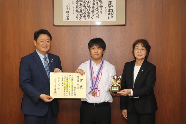 3位入賞した杉原さんと茶谷市長と八崎教育長