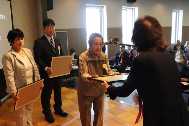 七尾市社会福祉協議会の津田会長から表彰状を受け取る受賞者