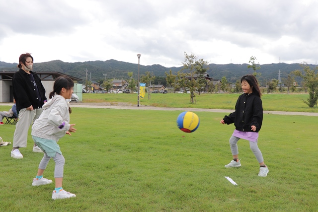 スポーツテンカを楽しむ家族