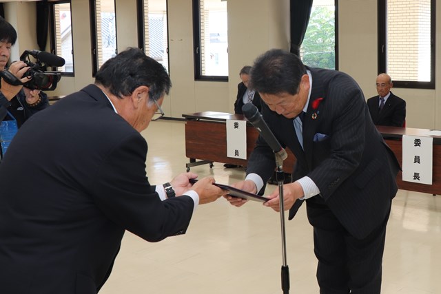 当選証書を受け取る茶谷市長