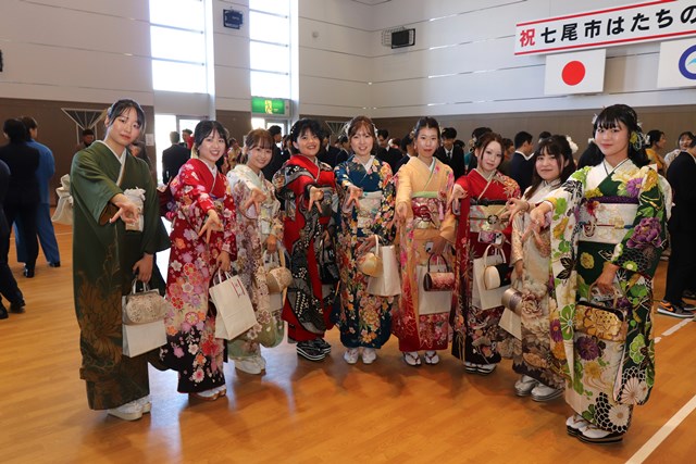 はたちの節目を喜ぶ参加者