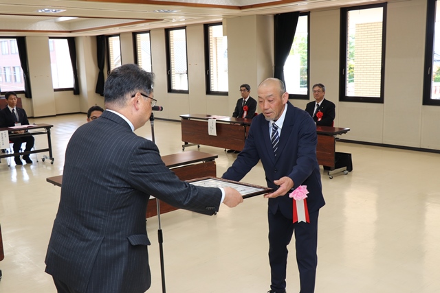 表彰状を受け取る受賞者