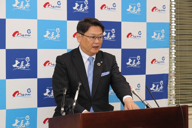 記者発表に臨む茶谷市長
