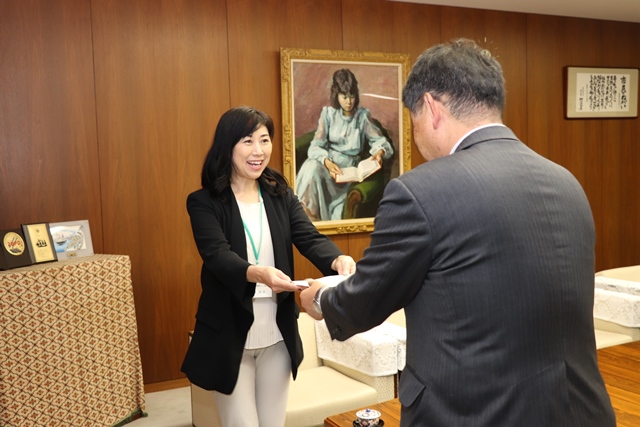 委嘱状を受け取る酒井さん