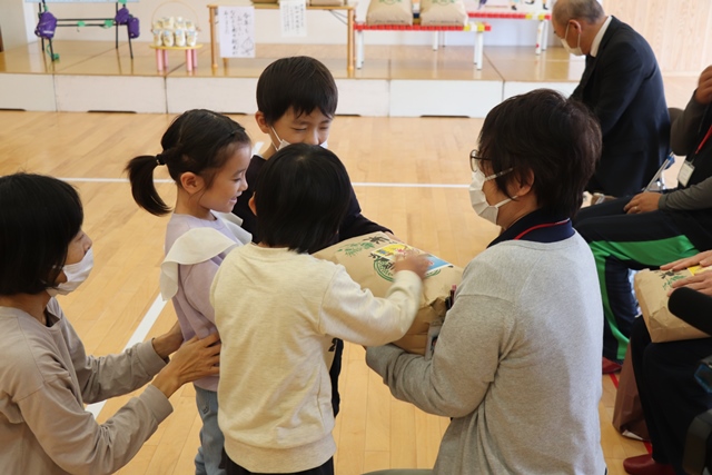 なかよし米贈呈の様子