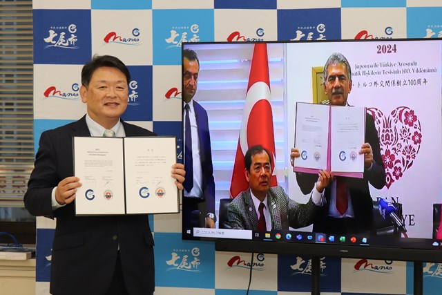 覚書を交わした茶谷市長とトルコのデビレン市長