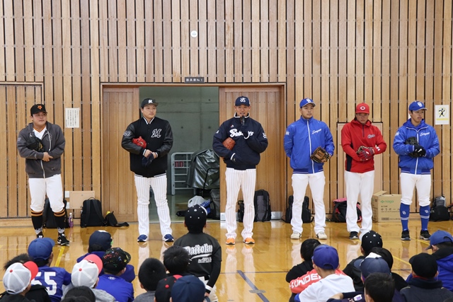 あいさつする奥川選手ら6人