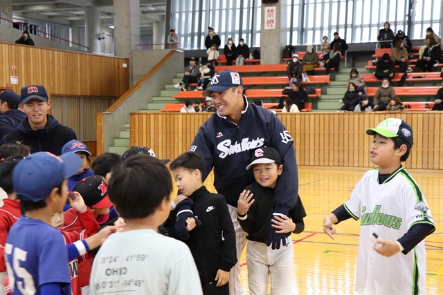 子どもと触れ合う奥川選手