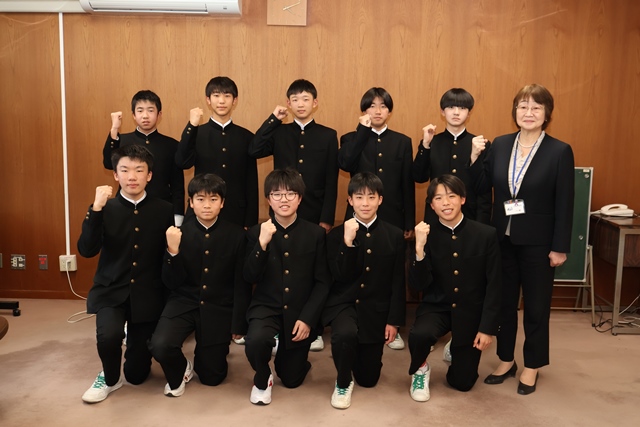 健闘を誓った中学生10人
