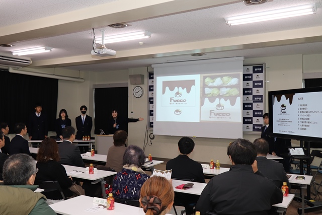 新商品をプレゼンテーションする生徒