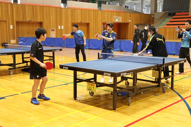 卓球教室で小中学生を指導する松平選手