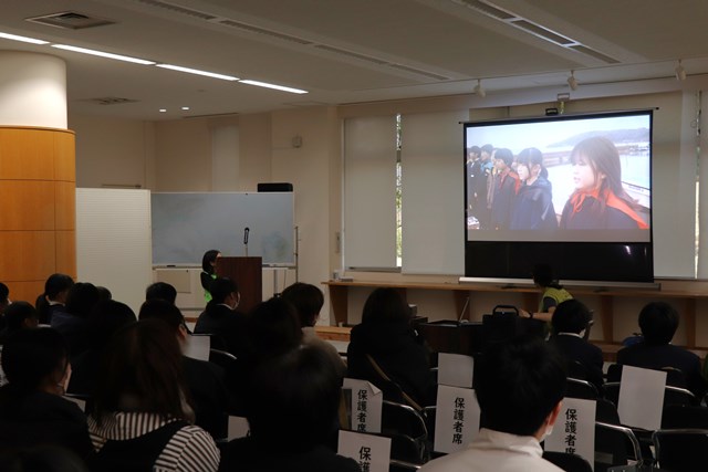 児童が制作した映画を鑑賞する保護者と地元住民