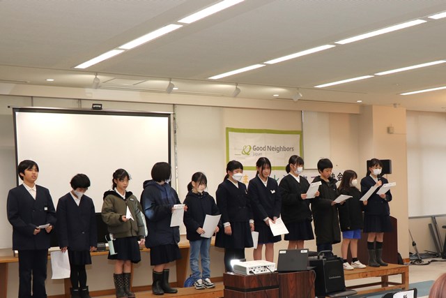 舞台あいさつをする児童たち