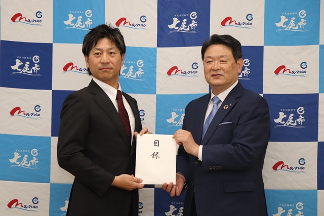 茶谷市長に目録を手渡す原田代表取締役社長