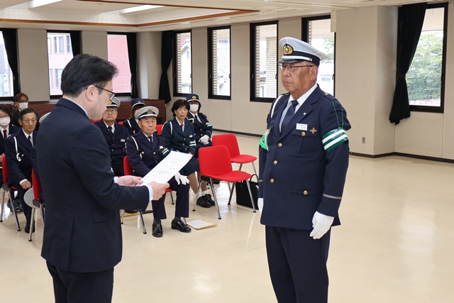 委嘱状を受け取る高澤隊長