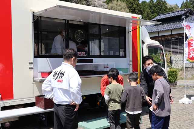 餃子の王将から能登島の子どもたちへ料理提供