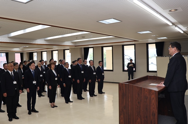 市長の訓示を聞く職員
