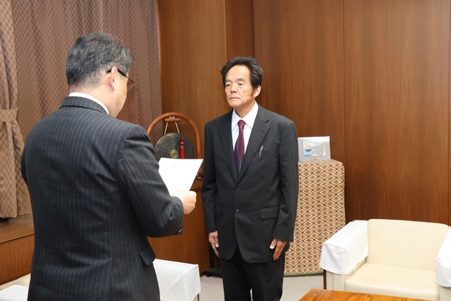 辞令を受け取る源田さん