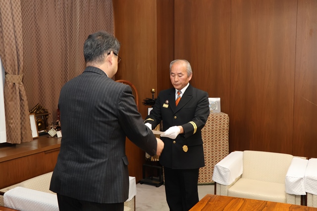辞令を受け取る干場さん