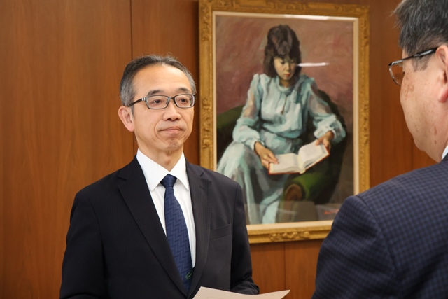 辞令を受け取る星野副市長