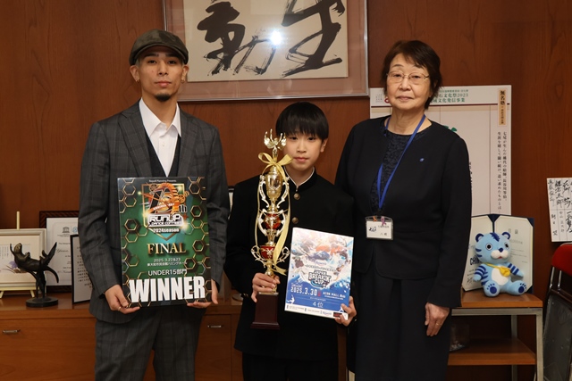 ダンス大会優勝報告（教育長と記念撮影）