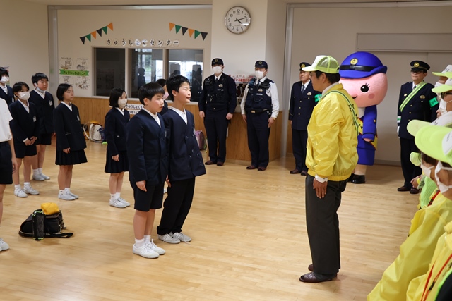 川淵隊長にお礼の言葉を贈る２名の児童代表