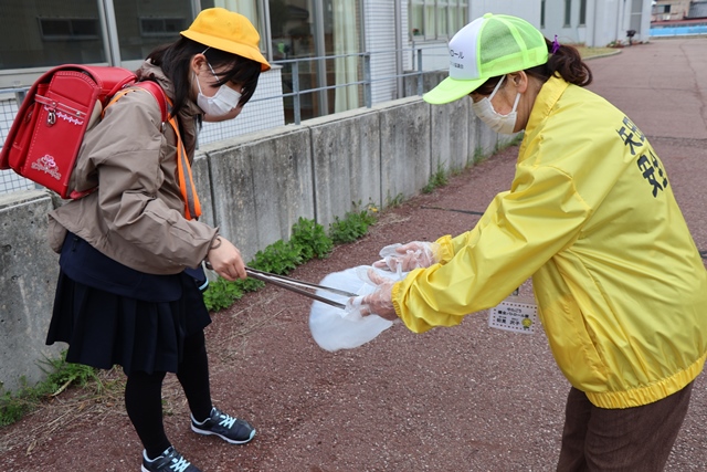 パトロール中にごみ拾いをする6年生