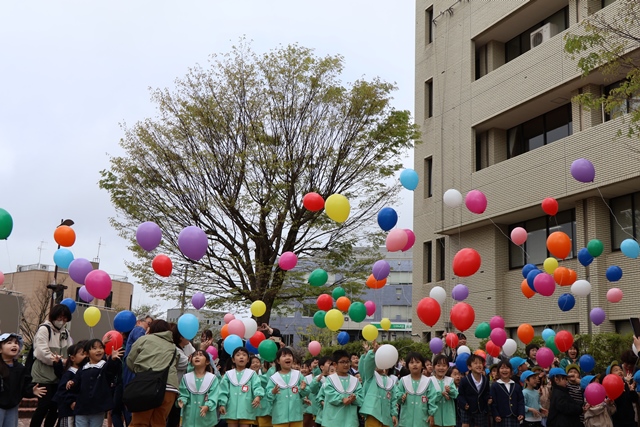 風船を飛ばして喜ぶ子どもたち