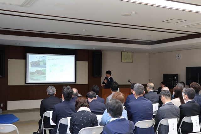 プロジェクトの説明を行う岡田代表