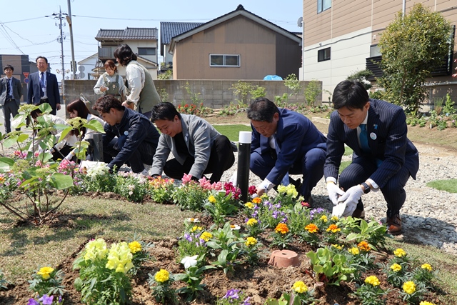 花苗を植える茶谷市長ら